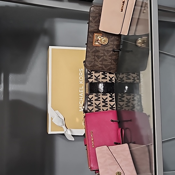 ✨️WINNERS CHOICE✨️, MICHAEL KORS WALLET/WRISTLET - Picture 1 of 6